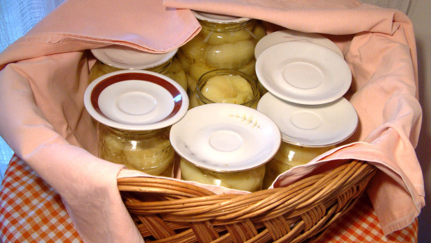 Staklenke sa paradajz paprikom na toplome